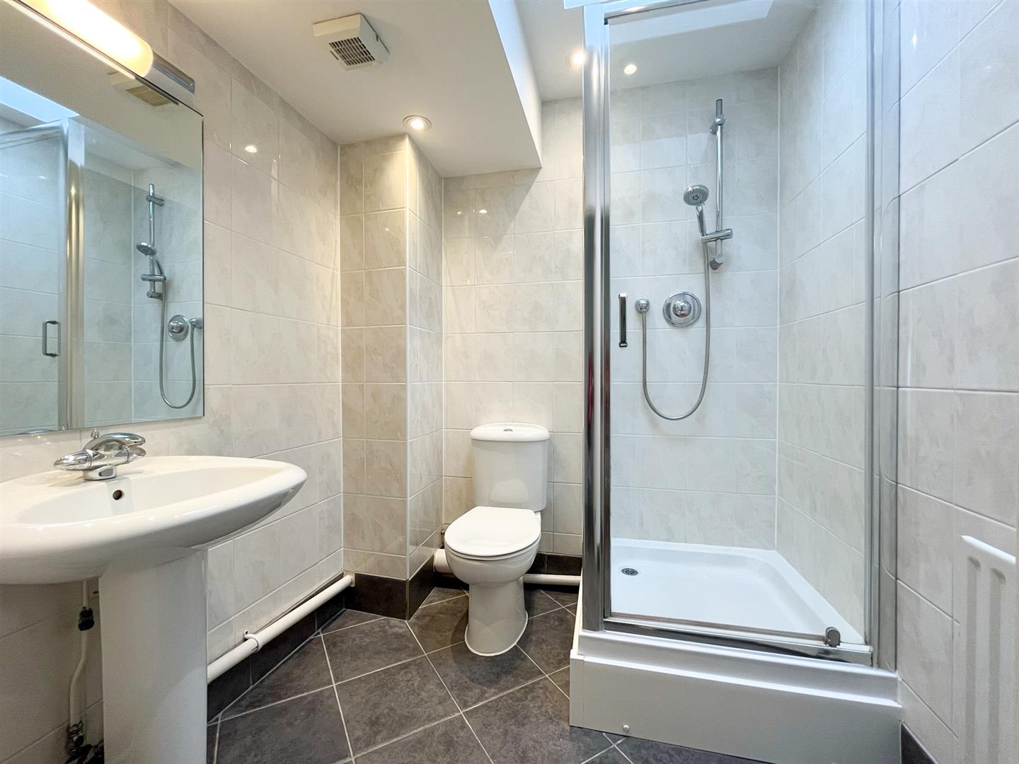 1 bed property in Tower Cottages, Esher